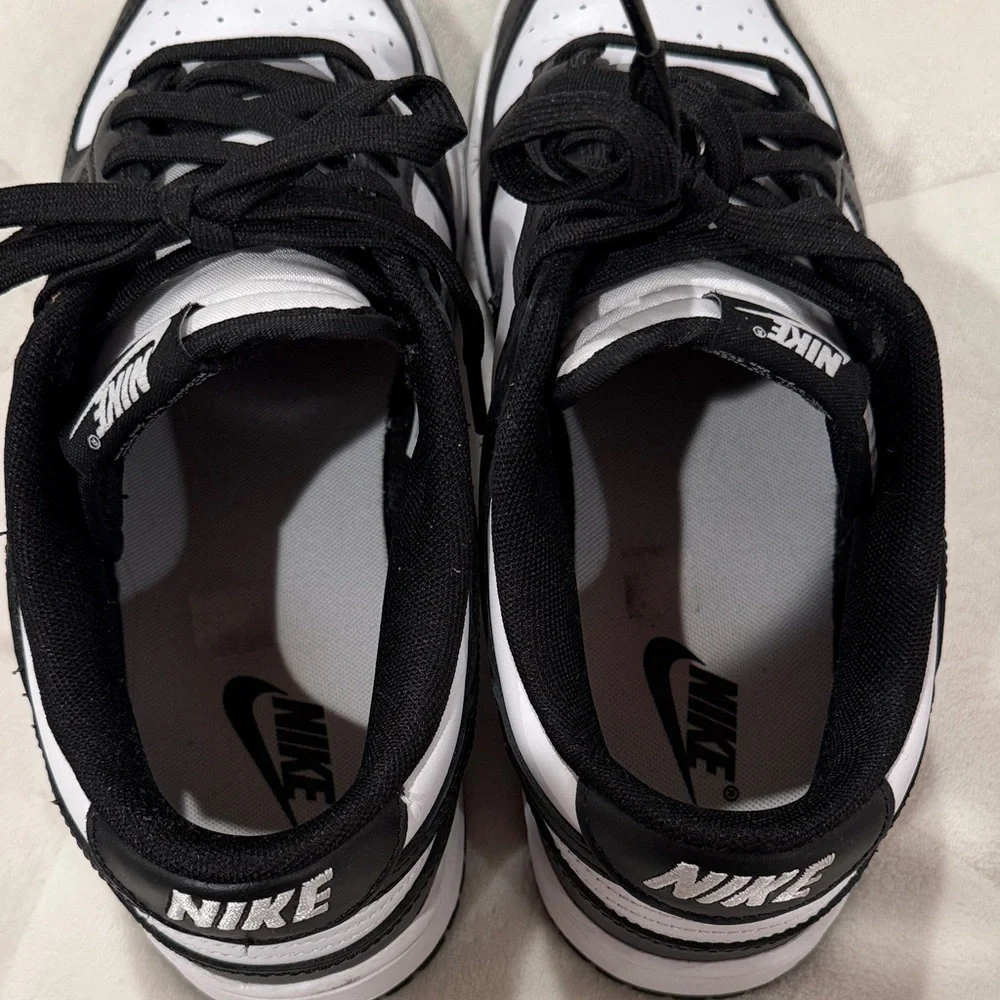 Nike Classic Black and White Low-Tops - Picture 3 of 4